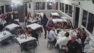 Napoli, rapinatori in pizzeria puntano il fucile contro clienti con bimbi piccoli
