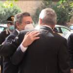 Assalto Cgil, Draghi davanti alla sede di corso d’Italia a Roma: abbraccio con Landini