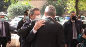 Assalto Cgil, Draghi davanti alla sede di corso d’Italia a Roma: abbraccio con Landini