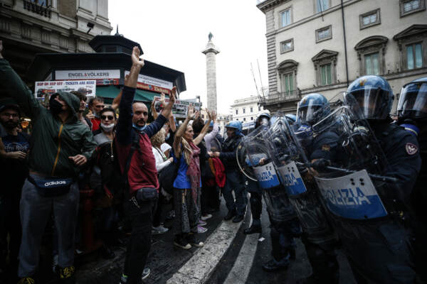 No Green pass: il Viminale verso una stretta ai cortei. Sap: “Noi costretti ai miracoli”