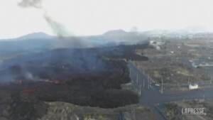 La Palma, continua l’eruzione: la lava raggiunge un cementificio