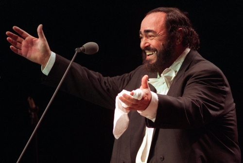 Luciano Pavarotti, 90 anni dalla nascita. Ecco i big sul palco dell’Arena di Verona