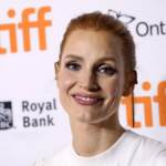 Jessica Chastain in volo verso Roma per presentare “Gli occhi di Tammy Faye”