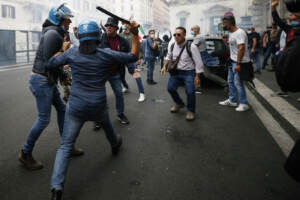 Roma, scontri durante la manifestazione dei No Green Pass