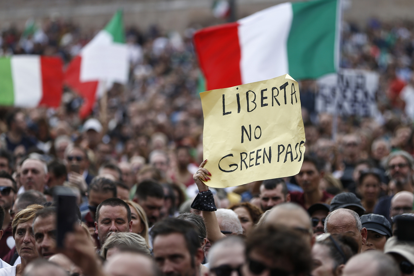 Green pass: Draghi va avanti, nessun rinvio. Ipotesi ‘sconto’ sui tamponi