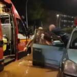 Maltempo in Sicilia, disastri a Mondello: i vigili del fuoco liberano passeggeri di auto bloccate nel fango