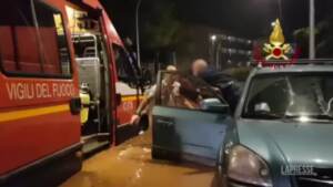 Maltempo in Sicilia, disastri a Mondello: i vigili del fuoco liberano passeggeri di auto bloccate nel fango