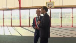 Parigi, Macron e Tony Parker visitano un centro sportivo nella banlieu