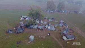 Rotta balcanica, le condizioni dei campi profughi in Bosnia