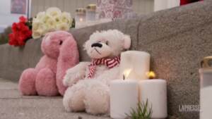 Norvegia, candele accese a Kongsberg per le vittime dell’attacco terroristico
