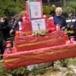 Napoli, manifestanti ‘No green pass’ celebrano il funerale della Costituzione