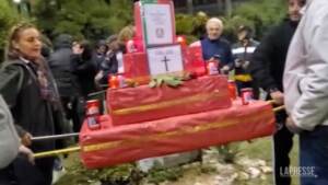 Napoli, manifestanti ‘No green pass’ celebrano il funerale della Costituzione