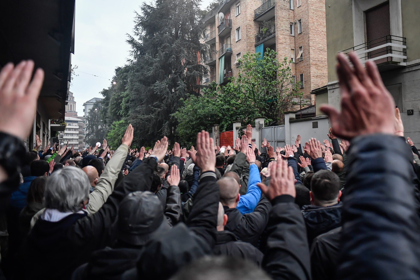 Cassazione assolve quattro neofascisti di Lealtà e Azione: “Saluto romano non è reato se a scopo commemorativo”
