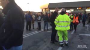 Green pass, centinaia di persone radunate al porto di Trieste