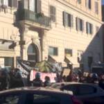 Roma, manifestanti ‘No Green Pass’ tentano blocco traffico a Porta Maggiore