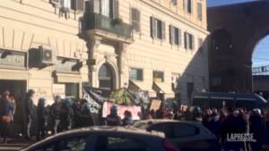 Roma, manifestanti ‘No Green Pass’ tentano blocco traffico a Porta Maggiore