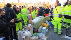 Green Pass: presidio al porto di Trieste, manifestanti distribuiscono cibo e bevande