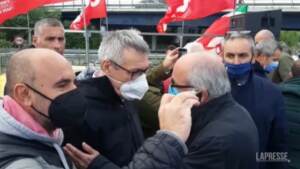 Pescara: Landini incontra i lavoratori della Riello, selfie e strette di mano per il leader Cgil