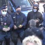 Roma, manifestanti No Green Pass consegnano fiori alle forze dell’ordine