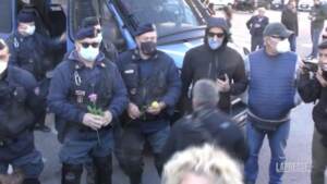 Roma, manifestanti No Green Pass consegnano fiori alle forze dell’ordine