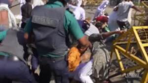Bangladesh: scontri tra polizia e manifestanti musulmani a Dacca, 4 morti
