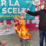 Torino: manifestanti bruciano simbolicamente i Green pass in piazza Castello