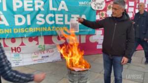 Torino: manifestanti bruciano simbolicamente i Green pass in piazza Castello
