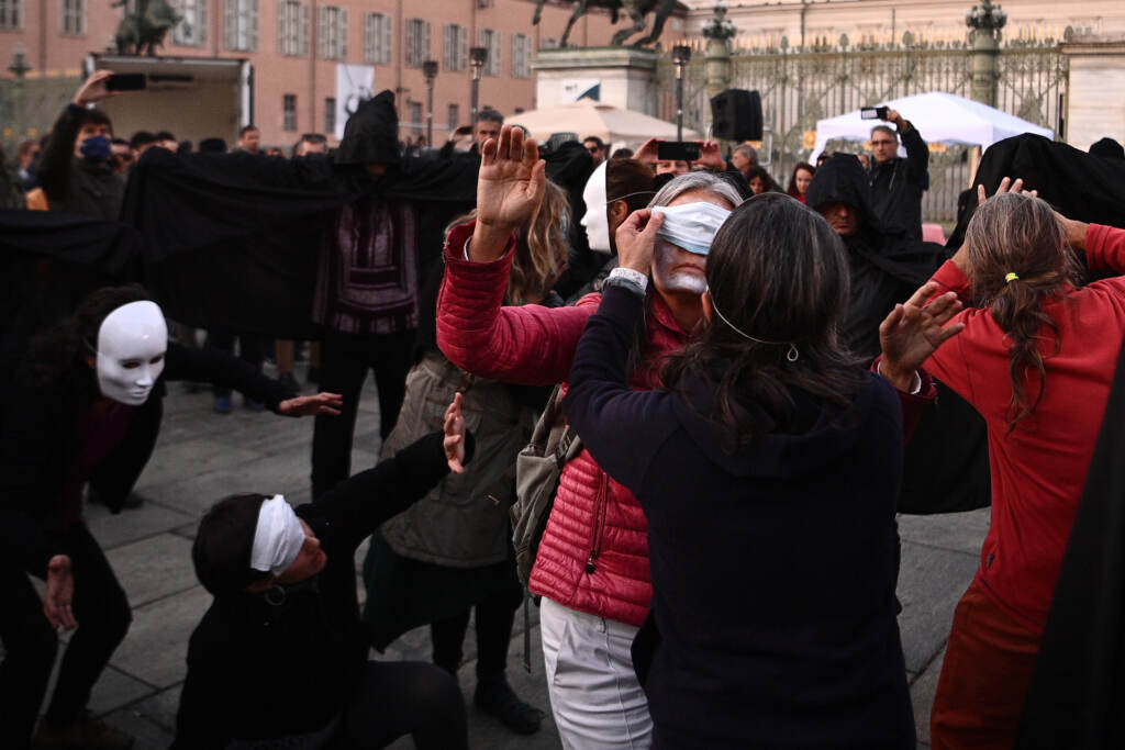 Galleria foto 'Torino: flash mob in Piazza Castello contro il green pass, bruciate in un falò le certificazioni' - foto 4