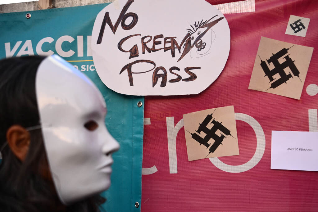 Galleria foto 'Torino: flash mob in Piazza Castello contro il green pass, bruciate in un falò le certificazioni' - foto 2