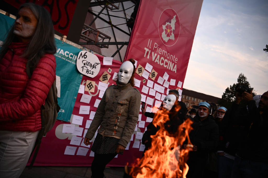 Galleria foto 'Torino: flash mob in Piazza Castello contro il green pass, bruciate in un falò le certificazioni' - foto 3