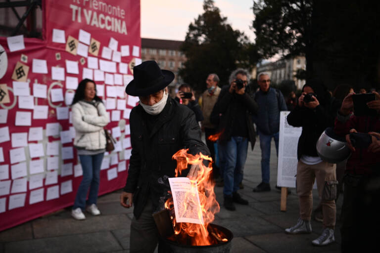 Torino: flash mob in Piazza Castello contro il green pass, bruciate in un falò le certificazioni