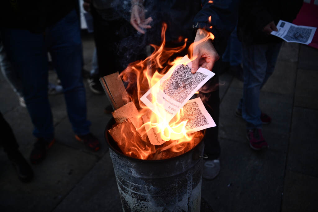 Galleria foto 'Torino: flash mob in Piazza Castello contro il green pass, bruciate in un falò le certificazioni' - foto 5
