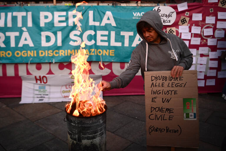 Torino: flash mob in Piazza Castello contro il green pass, bruciate in un falò le certificazioni