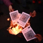 Torino: flash mob in Piazza Castello contro il green pass, bruciate in un falò le certificazioni