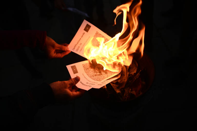 Torino: flash mob in Piazza Castello contro il green pass, bruciate in un falò le certificazioni