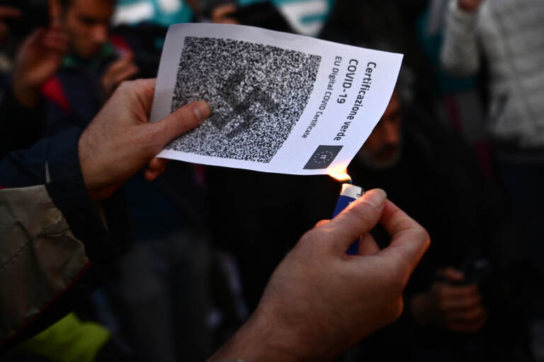 Torino: flash mob in Piazza Castello contro il green pass, bruciate in un falò le certificazioni