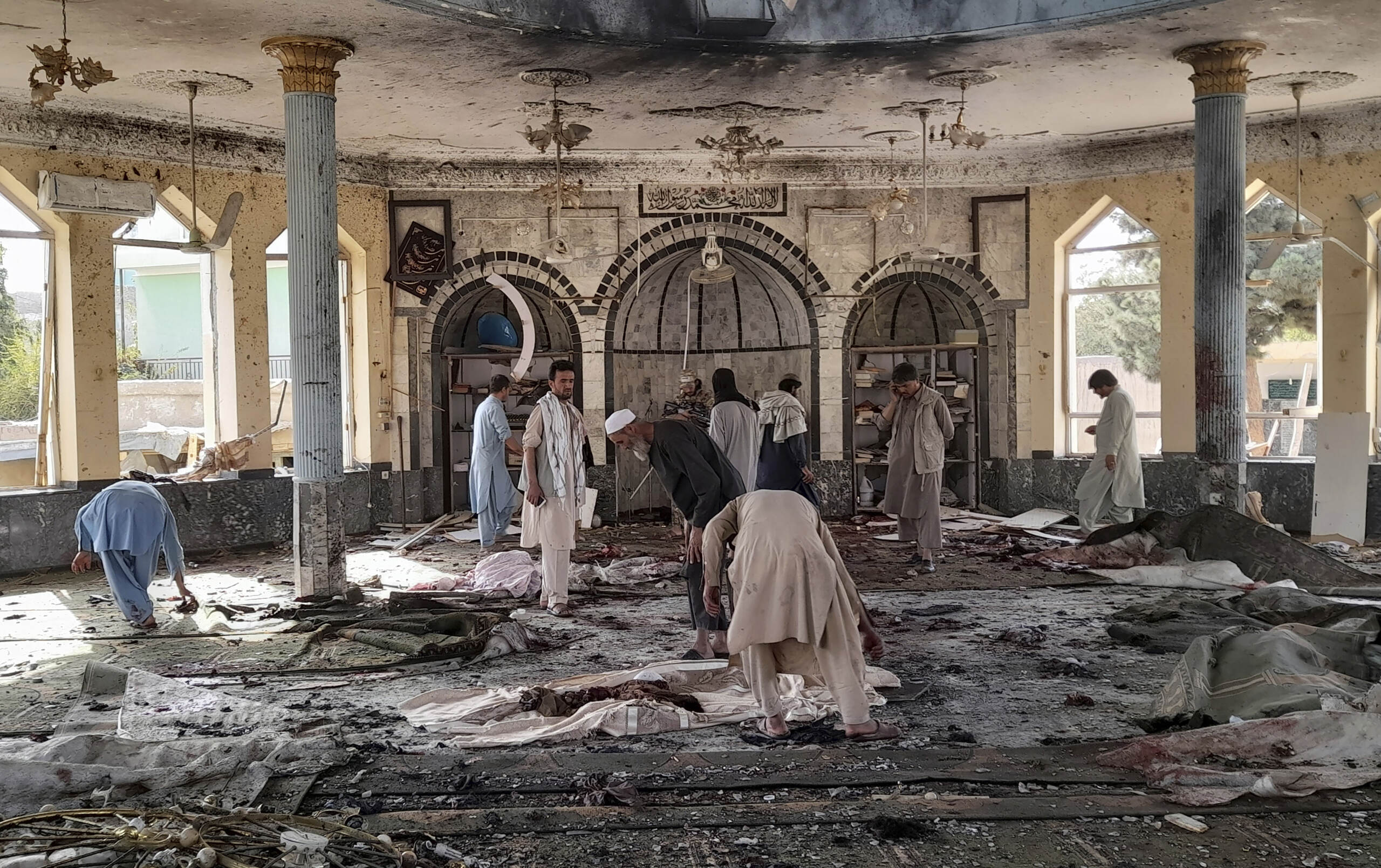 Afghanistan, kamikaze in moschea a Kandahar: almeno 37 morti e diversi feriti Afghanistan, kamikaze in moschea a Kandahar: almeno 37 morti e diversi feriti