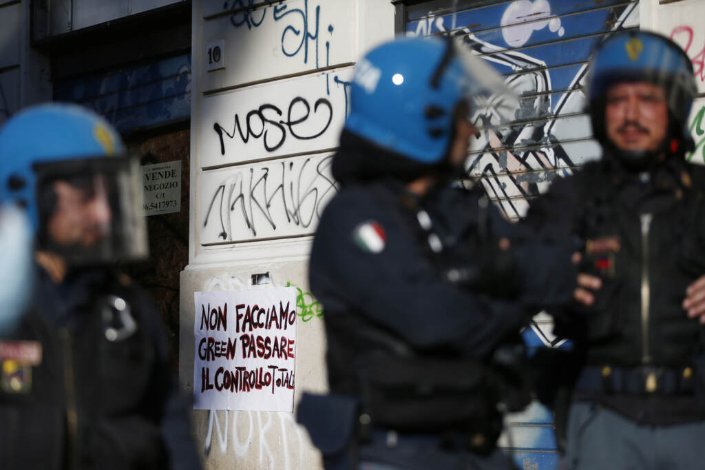 Galleria foto 'Proteste in tutta Italia per dire no al Green Pass | FOTOGALLERY' - foto 4