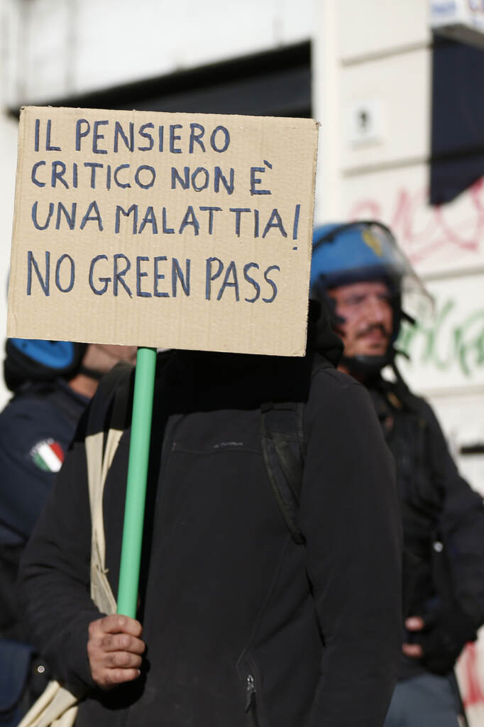 Galleria foto 'Proteste in tutta Italia per dire no al Green Pass | FOTOGALLERY' - foto 5