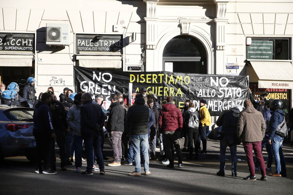 Galleria foto 'Proteste in tutta Italia per dire no al Green Pass | FOTOGALLERY' - foto 6