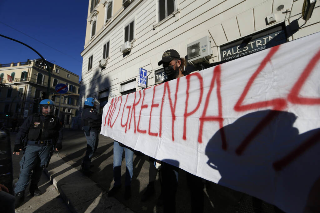 Galleria foto 'Proteste in tutta Italia per dire no al Green Pass | FOTOGALLERY' - foto 7