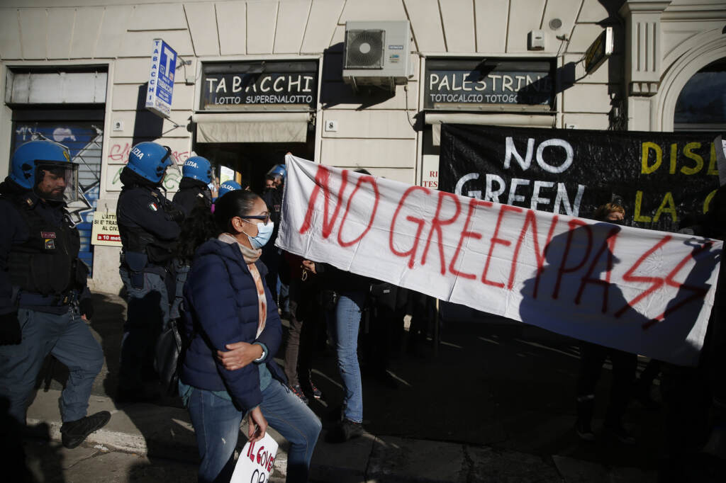 Galleria foto 'Proteste in tutta Italia per dire no al Green Pass | FOTOGALLERY' - foto 10