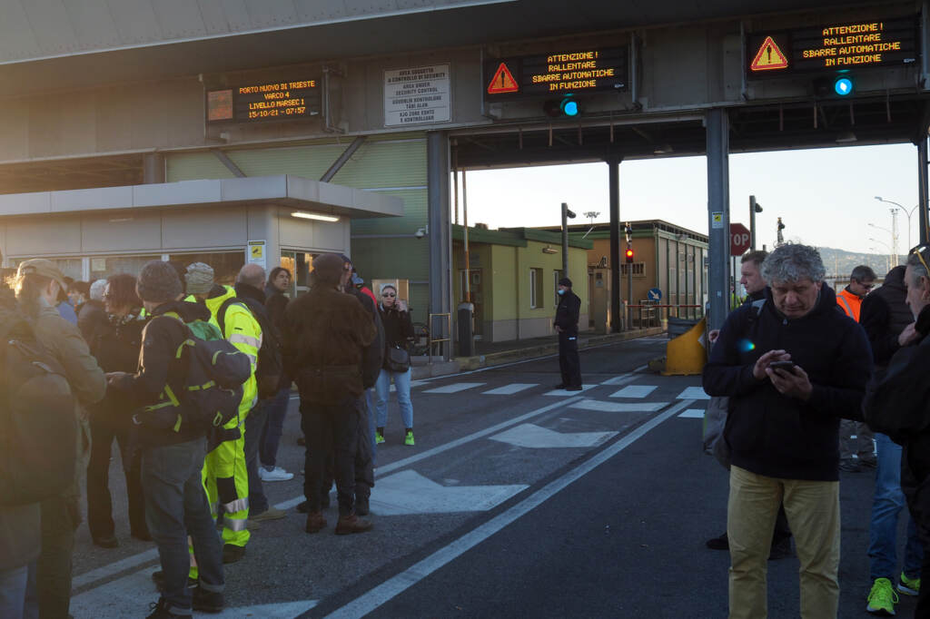 Galleria foto 'Proteste in tutta Italia per dire no al Green Pass | FOTOGALLERY' - foto 28