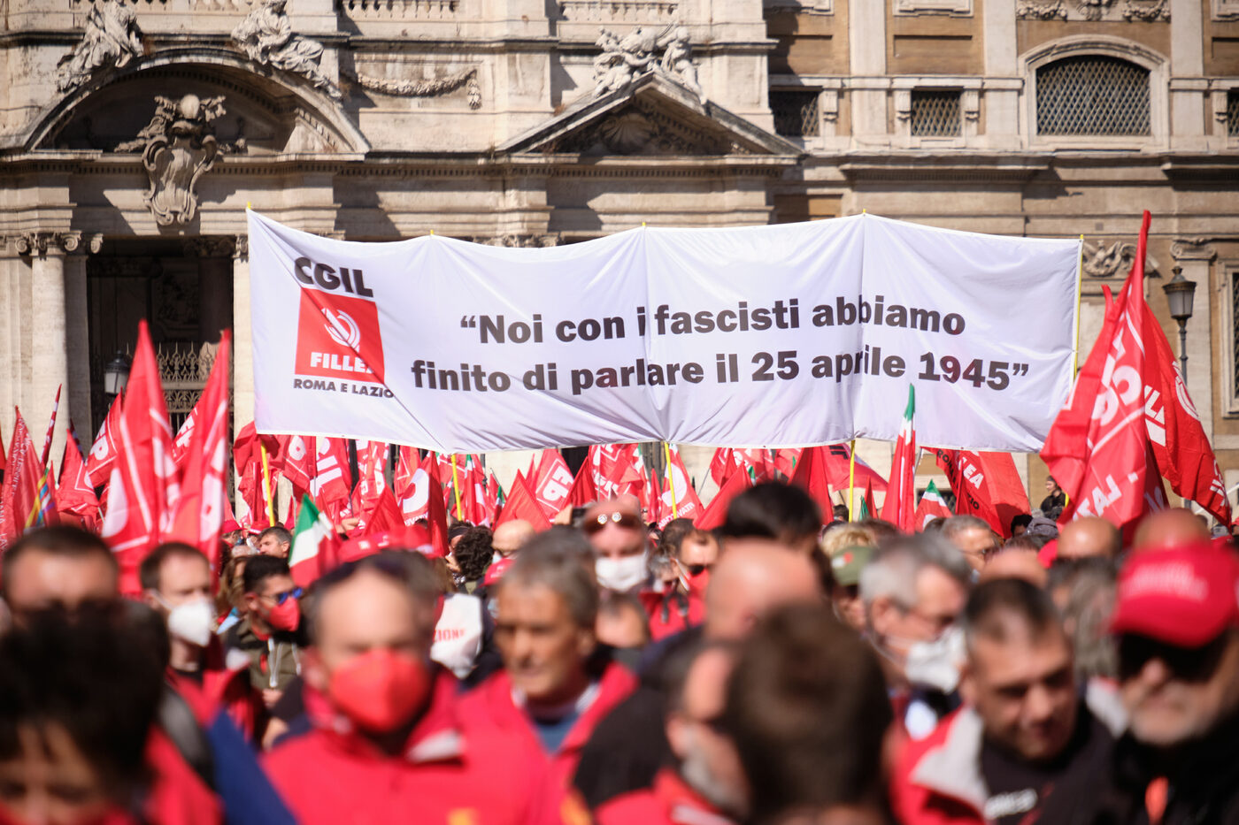 Manifestazione sindacati a Roma si conclude sulle note di ‘Bella Ciao’: oltre 100 mila i partecipanti Manifestazione sindacati a Roma si conclude sulle note di ‘Bella Ciao’: oltre 100 mila i partecipanti
