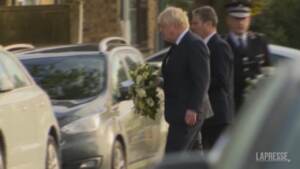 Gb, morte deputato David Amess: Boris Johnson porta i fiori sul luogo del delitto
