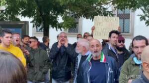 Green pass: a Milano tensioni tra manifestanti e giornalisti in piazza Fontana