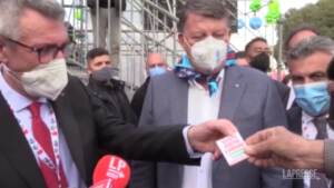 Roma, un preservativo per Landini: “Io pratico il monachesimo puro”