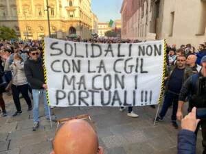 No Green pass, 10mila in corteo a Milano. Tensioni e cariche in centro