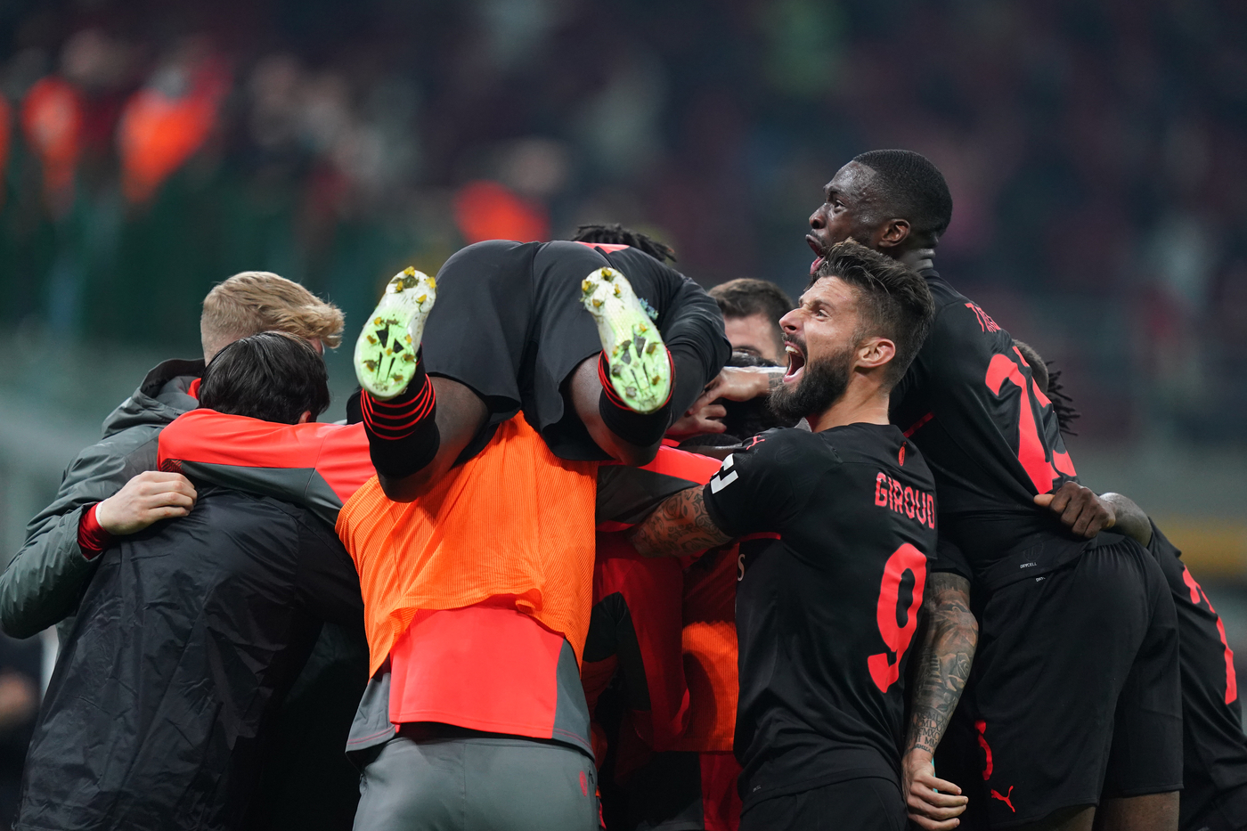 Calcio: il Milan non molla mai. Rimonta due gol al Verona e vola in testa Calcio: il Milan non molla mai. Rimonta due gol al Verona e vola in testa