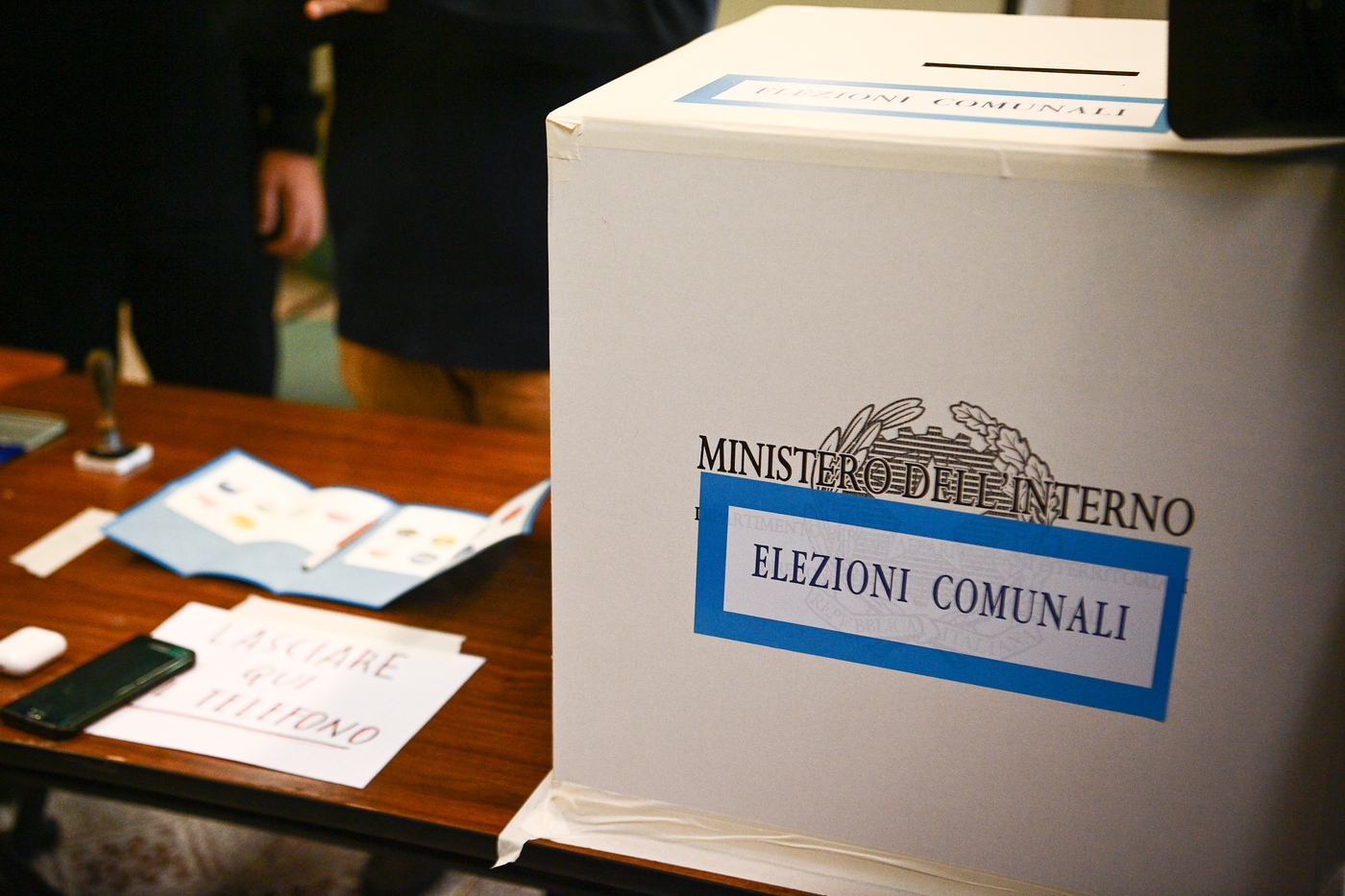 Amministrative, alle 19 affluenza in calo al 26,71%. Seggi aperti fino alle 15 di lunedì